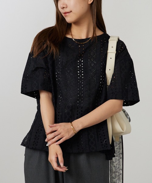 Vincent et Mireille(バンソンエミレイユ)の「Vincent et Mireille/バンソンエミレイユ BOAT NECK BLOUSE ブラウス パンチングレース 2026年 夏 夏服(シャツ/ブラウス・レディース・ホワイト/ブラック・36)」の15枚目の写真