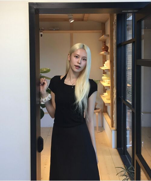 MUSINSA STANDARD WOMAN（ムシンサスタンダードウーマン）の「ウィメンズウールテンセルホルターレイヤードTシャツ[ブラック]（Tシャツ/カットソー・レディース・その他・SMALL/MEDIUM/LARGE/X-SMALL）」の3枚目の写真