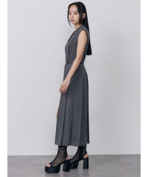 MURUA(ムルーア)の「マルチウェイローリングロンパース 夏服(つなぎ/オールインワン・レディース・ベージュ/グレー・2/1)」の5枚目の写真
