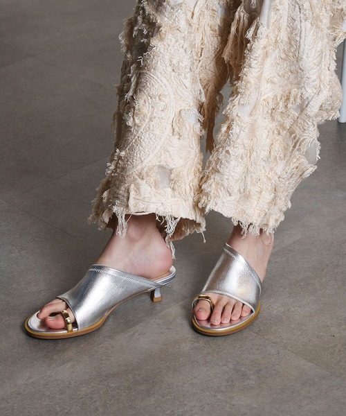 LE VERNIS(ル・ベルニ)の「(LE VERNIS)TOE RING SANDALS(サンダル・レディース・シルバー/ブラック・23.5cm/24cm/24.5cm/23cm)」の13枚目の写真