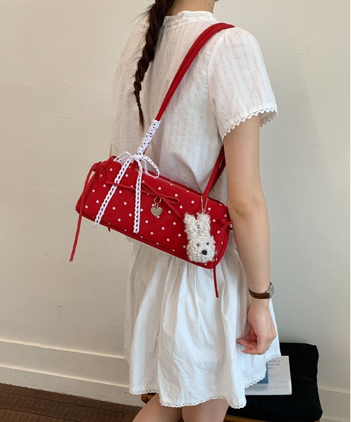 LA VORAGINE(ラ ヴォラジネ)の「4 色展開 水玉 バゲットバッグ リボン アンダーバッグ ぬいぐるみチャーム付き(エコバッグ/サブバッグ・レディース・ブラック/ホワイト/レッド・FREE)」の3枚目の写真