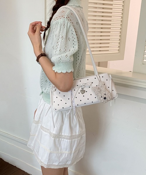 LA VORAGINE(ラ ヴォラジネ)の「4 色展開 水玉 バゲットバッグ リボン アンダーバッグ ぬいぐるみチャーム付き(エコバッグ/サブバッグ・レディース・ブラック/ホワイト/レッド・FREE)」の2枚目の写真