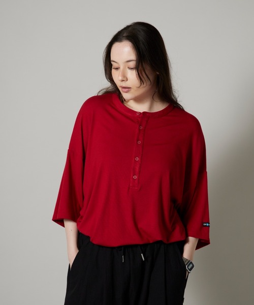 OK YESTERDAY(オッケーイエスタデイ)の「ドレープ ヘンリーTシャツ(Tシャツ/カットソー・レディース・ダークグリーン/レッド/ホワイト/ブラック・LARGE/MEDIUM)」の4枚目の写真