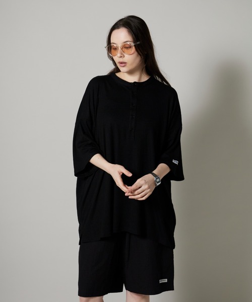 OK YESTERDAY(オッケーイエスタデイ)の「ドレープ ヘンリーTシャツ(Tシャツ/カットソー・レディース・ダークグリーン/レッド/ホワイト/ブラック・LARGE/MEDIUM)」の2枚目の写真