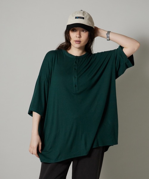 OK YESTERDAY(オッケーイエスタデイ)の「ドレープ ヘンリーTシャツ(Tシャツ/カットソー・レディース・ダークグリーン/レッド/ホワイト/ブラック・LARGE/MEDIUM)」の3枚目の写真