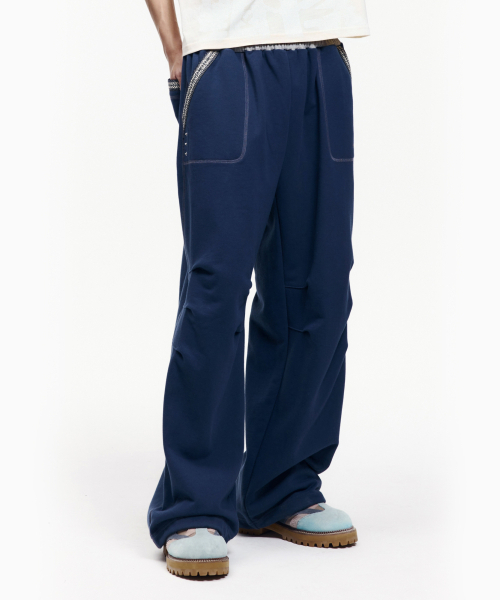 AAKAM（アーカム）の「Knee Pin-Tuck Ethnic Sweatpants (Navy)（スウェットパンツ・レディース・その他・2/1）」の2枚目の写真