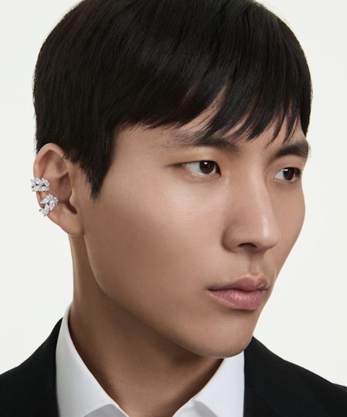 SWAROVSKI(スワロフスキー)の「【公式】【スワロフスキー】Mesmera イヤーカフ, マーキスカット, ホワイト, ロジウム・プレーティング(イヤリング・レディース・シルバー系・ONE SIZE)」の3枚目の写真