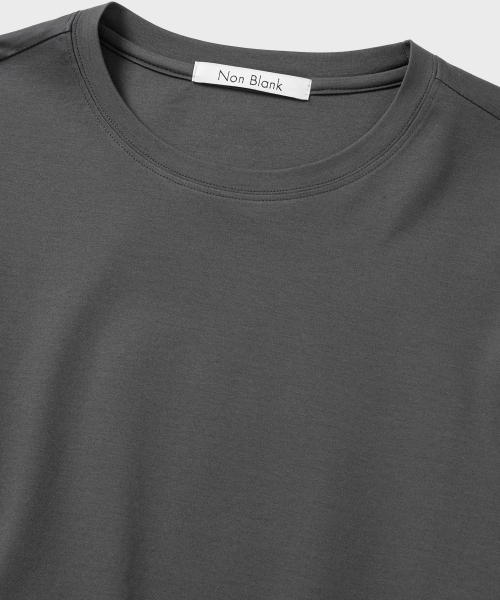 NONBLANK(ノンブランク)の「記者コットンクロップLSティーシャツ_CHARCOAL(Tシャツ/カットソー・メンズ・チャコール・MEDIUM/LARGE/X-LARGE)」の3枚目の写真