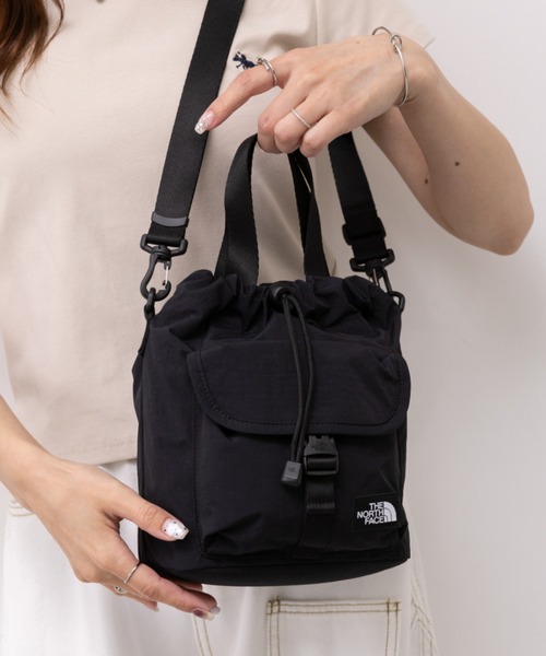 THE NORTH FACE(ザノースフェイス)の「THE NORTH FACE(ザ・ノースフェイス)/2WAY 巾着 バケット ショルダーバッグ/BREEZE BUCKET BAG(ショルダーバッグ・レディース・ブラック/ピンク/ホワイト/ダークグレー・FREE)」の1枚目の写真