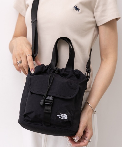 THE NORTH FACE(ザノースフェイス)の「THE NORTH FACE(ザ・ノースフェイス)/2WAY 巾着 バケット ショルダーバッグ/BREEZE BUCKET BAG(ショルダーバッグ・レディース・ブラック/ピンク/ホワイト/ダークグレー・FREE)」の5枚目の写真