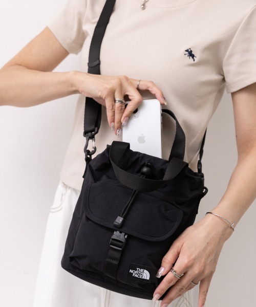 THE NORTH FACE(ザノースフェイス)の「THE NORTH FACE(ザ・ノースフェイス)/2WAY 巾着 バケット ショルダーバッグ/BREEZE BUCKET BAG(ショルダーバッグ・レディース・ブラック/ピンク/ホワイト/ダークグレー・FREE)」の6枚目の写真