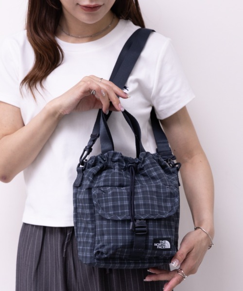 THE NORTH FACE(ザノースフェイス)の「THE NORTH FACE(ザ・ノースフェイス)/2WAY 巾着 バケット ショルダーバッグ/BREEZE BUCKET BAG(ショルダーバッグ・レディース・ブラック/ピンク/ホワイト/ダークグレー・FREE)」の11枚目の写真
