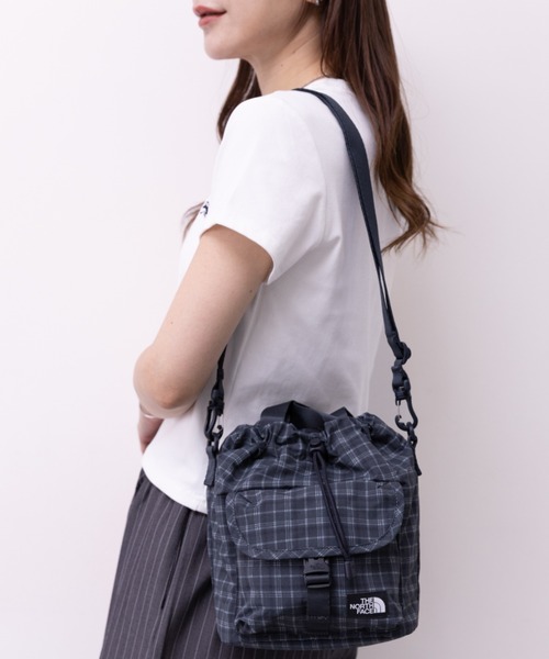 THE NORTH FACE(ザノースフェイス)の「THE NORTH FACE(ザ・ノースフェイス)/2WAY 巾着 バケット ショルダーバッグ/BREEZE BUCKET BAG(ショルダーバッグ・レディース・ブラック/ピンク/ホワイト/ダークグレー・FREE)」の12枚目の写真