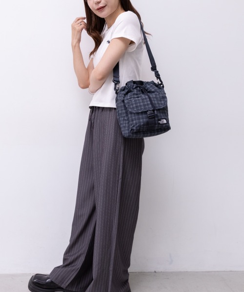 THE NORTH FACE(ザノースフェイス)の「THE NORTH FACE(ザ・ノースフェイス)/2WAY 巾着 バケット ショルダーバッグ/BREEZE BUCKET BAG(ショルダーバッグ・レディース・ブラック/ピンク/ホワイト/ダークグレー・FREE)」の13枚目の写真