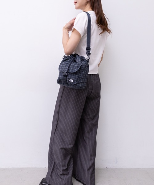 THE NORTH FACE(ザノースフェイス)の「THE NORTH FACE(ザ・ノースフェイス)/2WAY 巾着 バケット ショルダーバッグ/BREEZE BUCKET BAG(ショルダーバッグ・レディース・ブラック/ピンク/ホワイト/ダークグレー・FREE)」の14枚目の写真