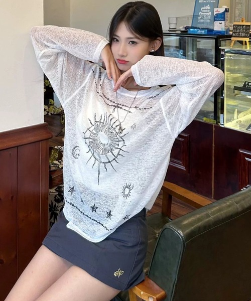 SHERU（シェル）の「【2 タイプ】透けシアー薄手ロン T ゴシックプリントルーズ長袖トップス（Tシャツ/カットソー・レディース・ホワイト/ホワイト系その他・F）」の3枚目の写真