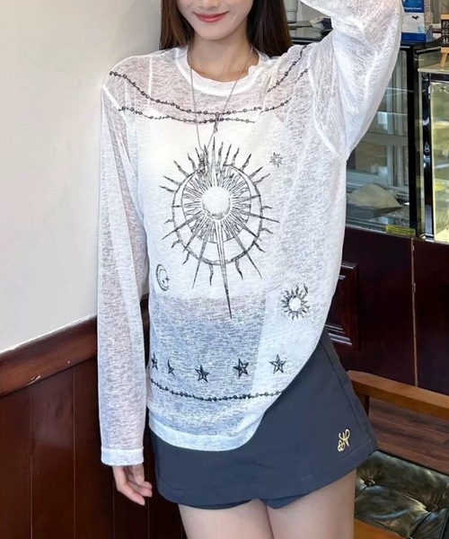 SHERU（シェル）の「【2 タイプ】透けシアー薄手ロン T ゴシックプリントルーズ長袖トップス（Tシャツ/カットソー・レディース・ホワイト/ホワイト系その他・F）」の4枚目の写真