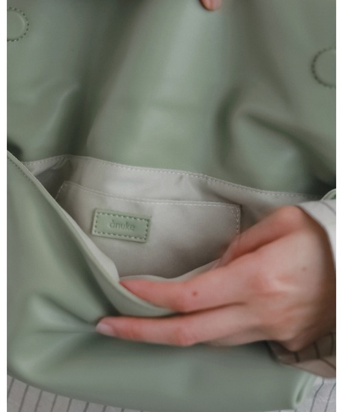 anuke（アンヌーク）の「Ecoleather Wrap Bag（ハンドバッグ・レディース・ブラック/ライトグリーン・FREE）」の9枚目の写真