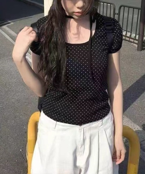 tolene(トレネ)の「【ホルターリボンで旬のディテールを】フレンチシックなドット柄パフスリーブカットソー(Tシャツ/カットソー・レディース・ブラック・FREE)」の12枚目の写真