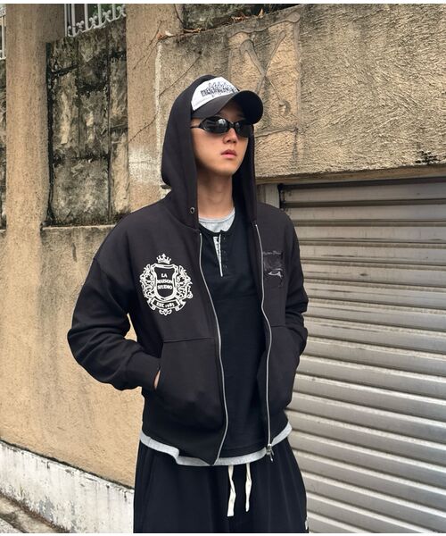 FABULOUS ARCHIVE（ファビュラスアーカイブ）の「PEGASUS CROP HOODIE ZIP-UP BLACK(FCG1ZP694M)（パーカー・レディース・ブラック・MEDIUM）」の2枚目の写真