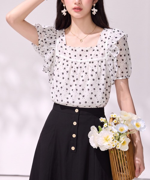 LUCPY(ラクピー)の「小花柄シアーフリルスクエアネックブラウス(シャツ/ブラウス・レディース・ホワイト・X-LARGE/LARGE/MEDIUM/SMALL)」の1枚目の写真
