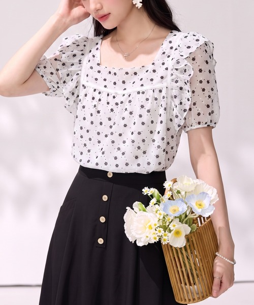 LUCPY(ラクピー)の「小花柄シアーフリルスクエアネックブラウス(シャツ/ブラウス・レディース・ホワイト・X-LARGE/LARGE/MEDIUM/SMALL)」の2枚目の写真