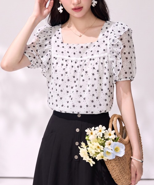 LUCPY(ラクピー)の「小花柄シアーフリルスクエアネックブラウス(シャツ/ブラウス・レディース・ホワイト・X-LARGE/LARGE/MEDIUM/SMALL)」の3枚目の写真