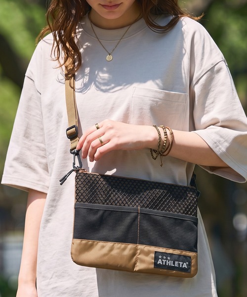 ATHLETA(アスレタ)の「【容量約3L】≪athleta≫スマホも財布も身軽に持てる!街歩きからスポーツ観戦、旅行のサブバッグまで頼れる約3Lサイズの超軽量サコッシュ(ショルダーバッグ・レディース・ブラック/ブラウン・F)」の2枚目の写真
