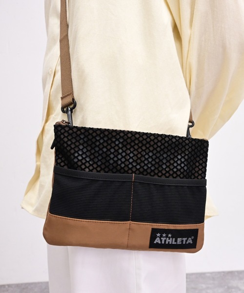 ATHLETA(アスレタ)の「【容量約3L】≪athleta≫スマホも財布も身軽に持てる!街歩きからスポーツ観戦、旅行のサブバッグまで頼れる約3Lサイズの超軽量サコッシュ(ショルダーバッグ・レディース・ブラック/ブラウン・F)」の16枚目の写真