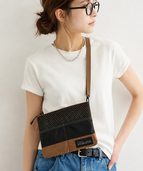 ATHLETA(アスレタ)の「【容量約3L】≪athleta≫スマホも財布も身軽に持てる!街歩きからスポーツ観戦、旅行のサブバッグまで頼れる約3Lサイズの超軽量サコッシュ(ショルダーバッグ・レディース・ブラック/ブラウン・F)」の3枚目の写真