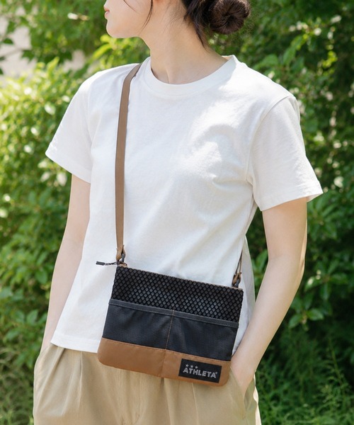 ATHLETA(アスレタ)の「【容量約3L】≪athleta≫スマホも財布も身軽に持てる!街歩きからスポーツ観戦、旅行のサブバッグまで頼れる約3Lサイズの超軽量サコッシュ(ショルダーバッグ・レディース・ブラック/ブラウン・F)」の4枚目の写真