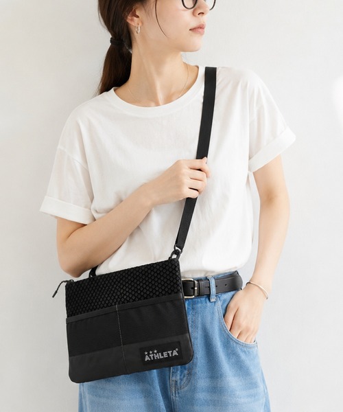 ATHLETA(アスレタ)の「【容量約3L】≪athleta≫スマホも財布も身軽に持てる!街歩きからスポーツ観戦、旅行のサブバッグまで頼れる約3Lサイズの超軽量サコッシュ(ショルダーバッグ・レディース・ブラック/ブラウン・F)」の5枚目の写真