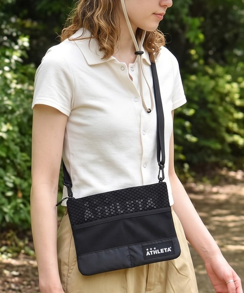 ATHLETA(アスレタ)の「【容量約3L】≪athleta≫スマホも財布も身軽に持てる!街歩きからスポーツ観戦、旅行のサブバッグまで頼れる約3Lサイズの超軽量サコッシュ(ショルダーバッグ・レディース・ブラック/ブラウン・F)」の6枚目の写真