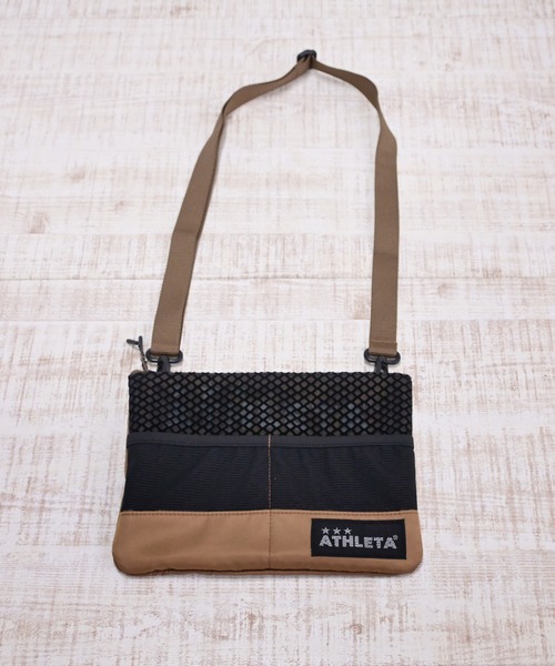 ATHLETA(アスレタ)の「【容量約3L】≪athleta≫スマホも財布も身軽に持てる!街歩きからスポーツ観戦、旅行のサブバッグまで頼れる約3Lサイズの超軽量サコッシュ(ショルダーバッグ・レディース・ブラック/ブラウン・F)」の8枚目の写真