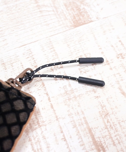 ATHLETA(アスレタ)の「【容量約3L】≪athleta≫スマホも財布も身軽に持てる!街歩きからスポーツ観戦、旅行のサブバッグまで頼れる約3Lサイズの超軽量サコッシュ(ショルダーバッグ・レディース・ブラック/ブラウン・F)」の13枚目の写真