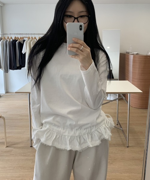 Girly Doll(ガーリードール)の「ギャザーフリルヘム長袖カットソー(Tシャツ/カットソー・レディース・ホワイト/ブラック・FREE)」の1枚目の写真