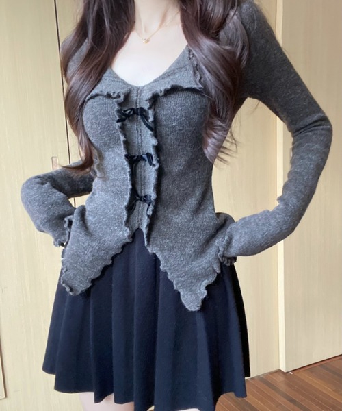 AMAJI（アマジ）の「アシンメトリー メロウフリル Vネック リボン ニットトップス（ニット/セーター・レディース・ダークグレー/イエロー/グレー/ホワイト/ライトブルー/ライトグレー/ブラック/ベージュ/レッド・FREE）」の14枚目の写真