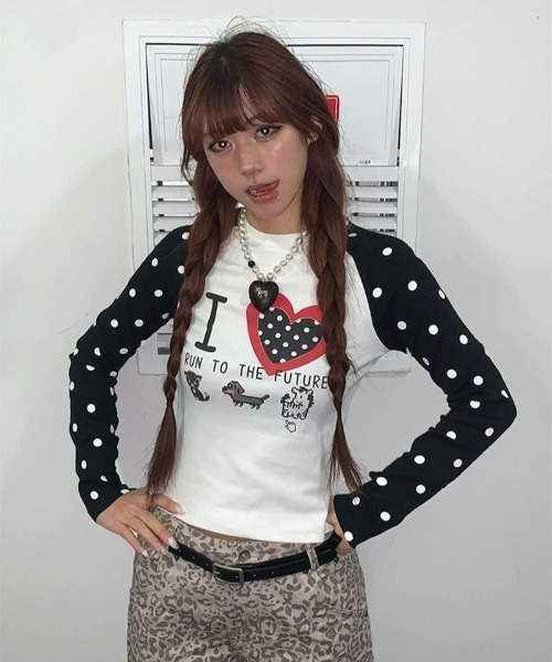 Sibra（シブラ）の「【ドットスリーブ】ハートロゴプリント ラグラン長袖トップス（Tシャツ/カットソー・レディース・ホワイト・M）」の2枚目の写真