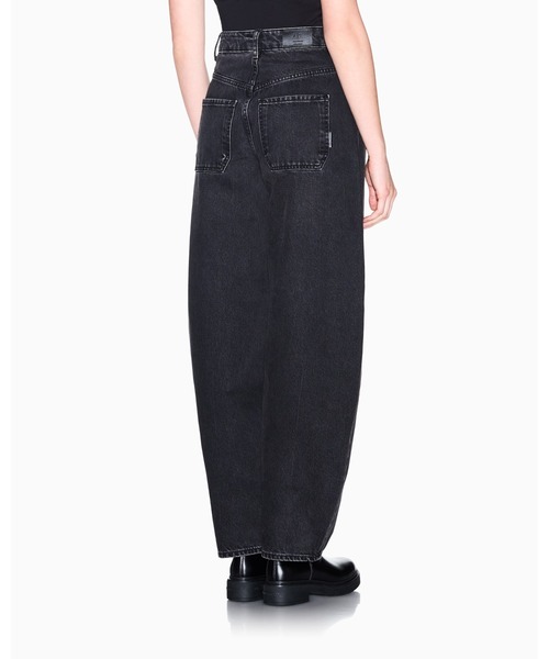 ARMANI EXCHANGE(アルマーニエクスチェンジ)の「【A|X アルマーニ エクスチェンジ】ウォッシュドブラック デニムパンツ_J07 BARREL(デニムパンツ・レディース・ブラック・28inch/27inch/26inch/25inch/24inch/30inch/29inch)」の3枚目の写真