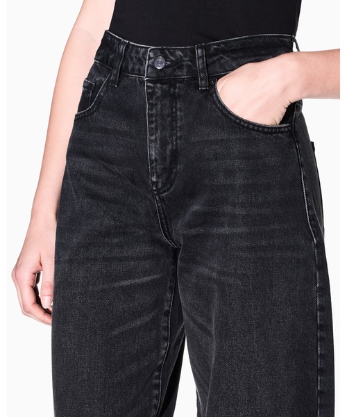 ARMANI EXCHANGE(アルマーニエクスチェンジ)の「【A|X アルマーニ エクスチェンジ】ウォッシュドブラック デニムパンツ_J07 BARREL(デニムパンツ・レディース・ブラック・28inch/27inch/26inch/25inch/24inch/30inch/29inch)」の4枚目の写真