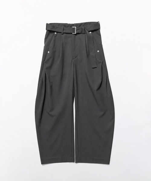 CONZ(コンズ)の「curve leg trousers belted(スラックス・メンズ・ブラック/ダークグレー/カーキ・3/4/1/2)」の2枚目の写真