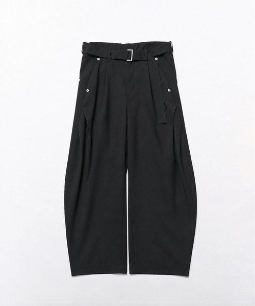 CONZ(コンズ)の「curve leg trousers belted(スラックス・メンズ・ブラック/ダークグレー/カーキ・3/4/1/2)」の1枚目の写真