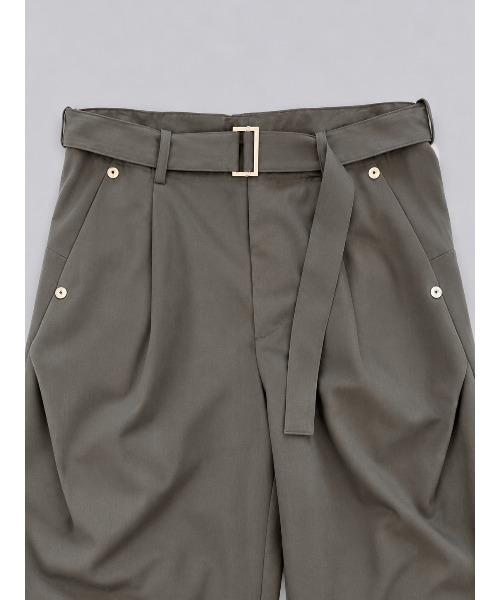 CONZ(コンズ)の「curve leg trousers belted(スラックス・メンズ・ブラック/ダークグレー/カーキ・3/4/1/2)」の8枚目の写真
