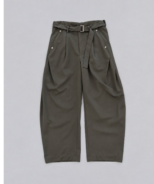 CONZ(コンズ)の「curve leg trousers belted(スラックス・メンズ・ブラック/ダークグレー/カーキ・3/4/1/2)」の9枚目の写真