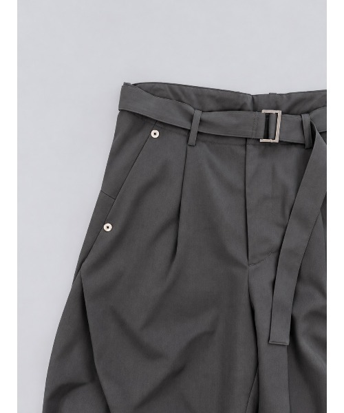 CONZ(コンズ)の「curve leg trousers belted(スラックス・メンズ・ブラック/ダークグレー/カーキ・3/4/1/2)」の10枚目の写真