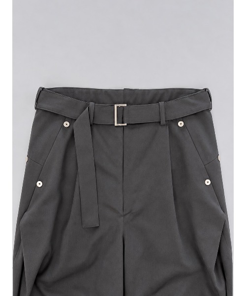 CONZ(コンズ)の「curve leg trousers belted(スラックス・メンズ・ブラック/ダークグレー/カーキ・3/4/1/2)」の11枚目の写真