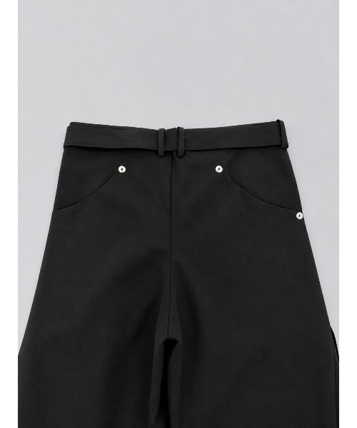 CONZ(コンズ)の「curve leg trousers belted(スラックス・メンズ・ブラック/ダークグレー/カーキ・3/4/1/2)」の5枚目の写真