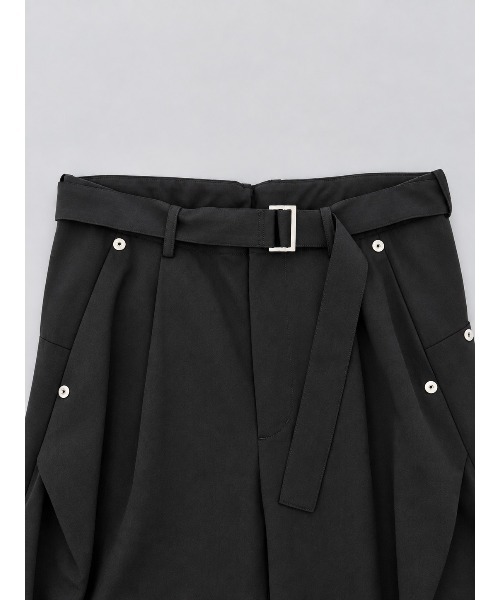 CONZ(コンズ)の「curve leg trousers belted(スラックス・メンズ・ブラック/ダークグレー/カーキ・3/4/1/2)」の7枚目の写真