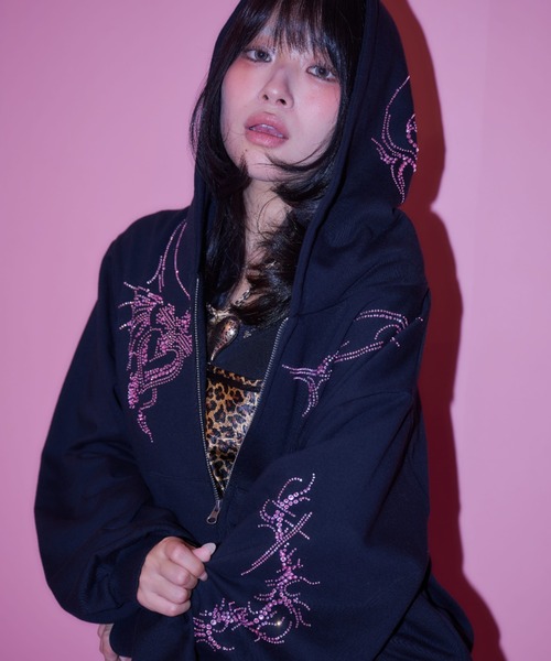 A'GEM9girl（エージェムナインガール）の「A'GEM/9 × .kom 『A'GEM/9 girl/エージェムナインガール』ラインストーンジップアップパーカー（パーカー・レディース・ブラック×シルバー/ピンク/ブラック×ピンク・FREE）」の3枚目の写真