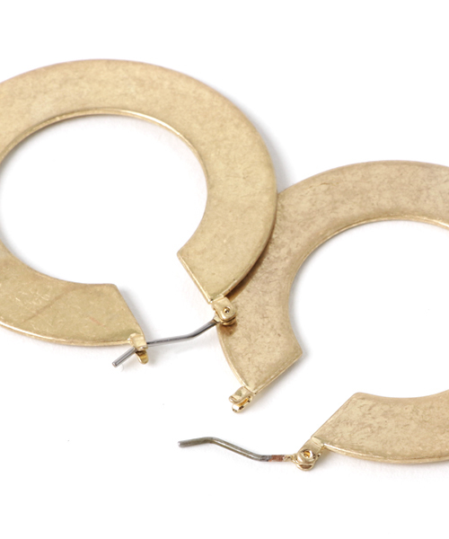 MOUSSY（マウジー）の「WIDE HOOP EARRING（ピアス（両耳用）・レディース・ゴールド/シルバー・FREE）」の3枚目の写真